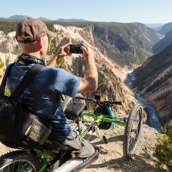 坐在越野轮椅上拍摄黄石大峡谷