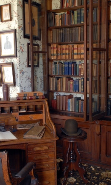 书房里的书桌和书架