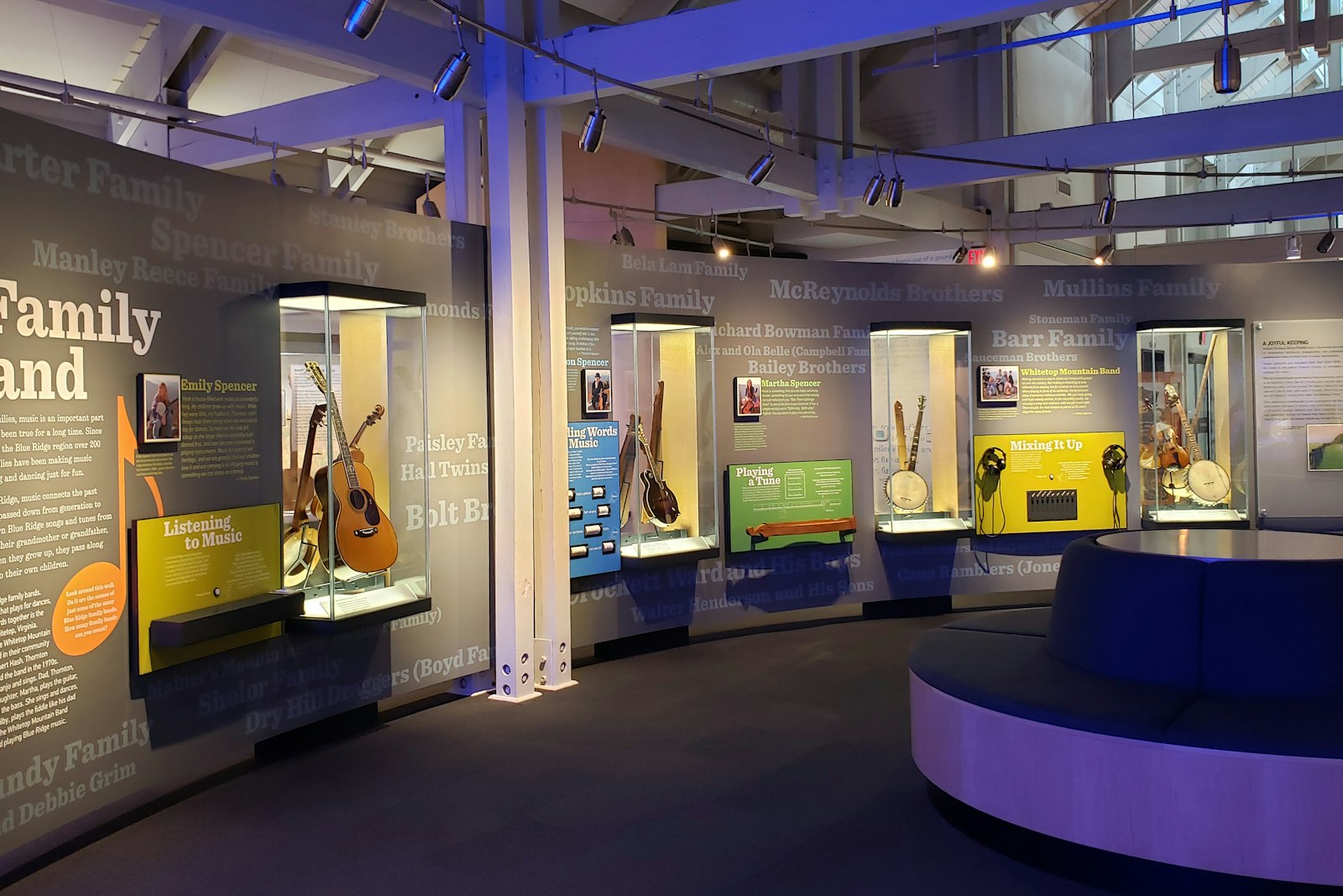 Illuminated exhibits of musical instruments